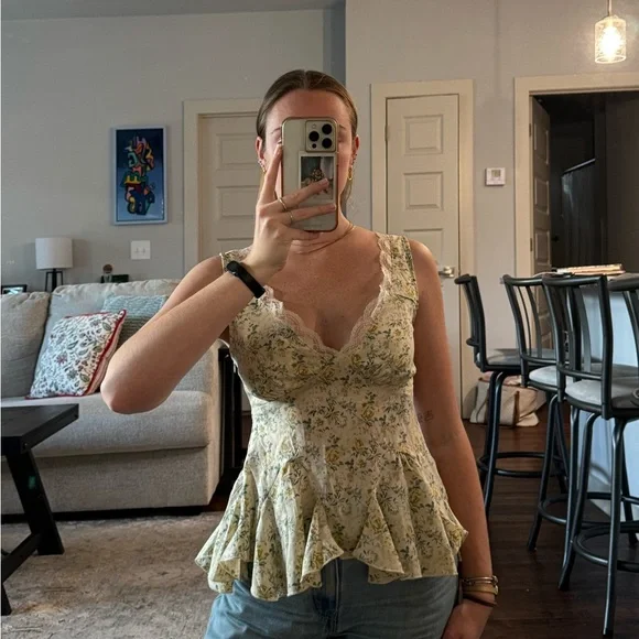 Floral Lace Trim Peplum Top - Picture 3 of 8